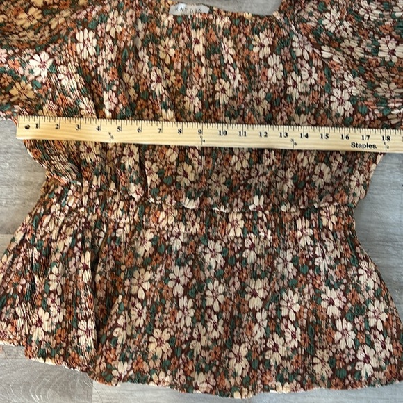 Adorable floral peplum top square neck with puff sleeves Sz L - Picture 5 of 6